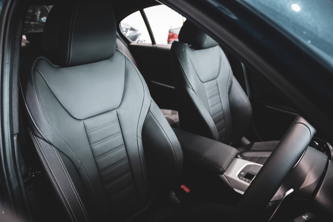 Sièges automobiles en cuir nettoyés